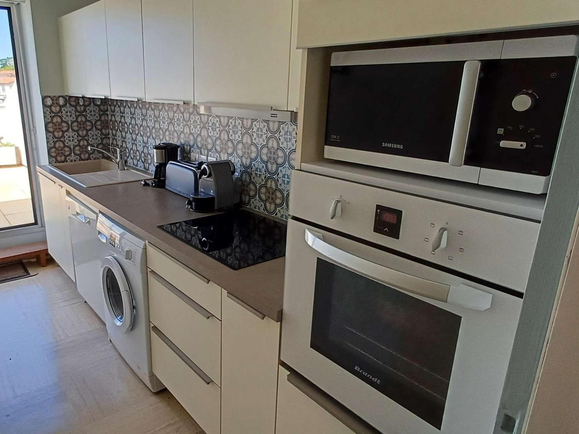 Appartement Spacieux T3 Avec Terrasse Ensoleillee Et Parking - Fr-1-494-211