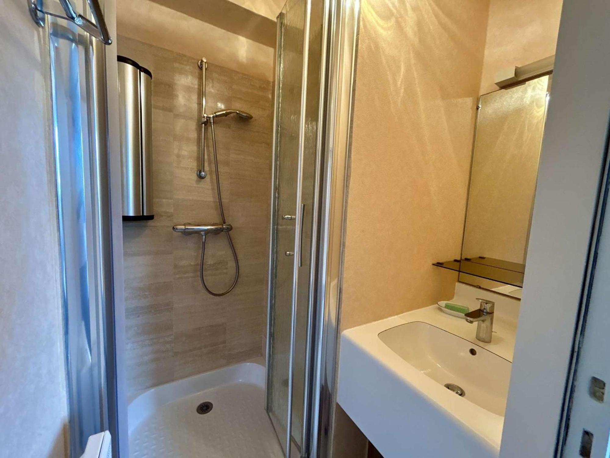Spacieux T3 Avec Terrasse Ensoleillee Et Parking - Fr-1-494-211 Appartement Royan