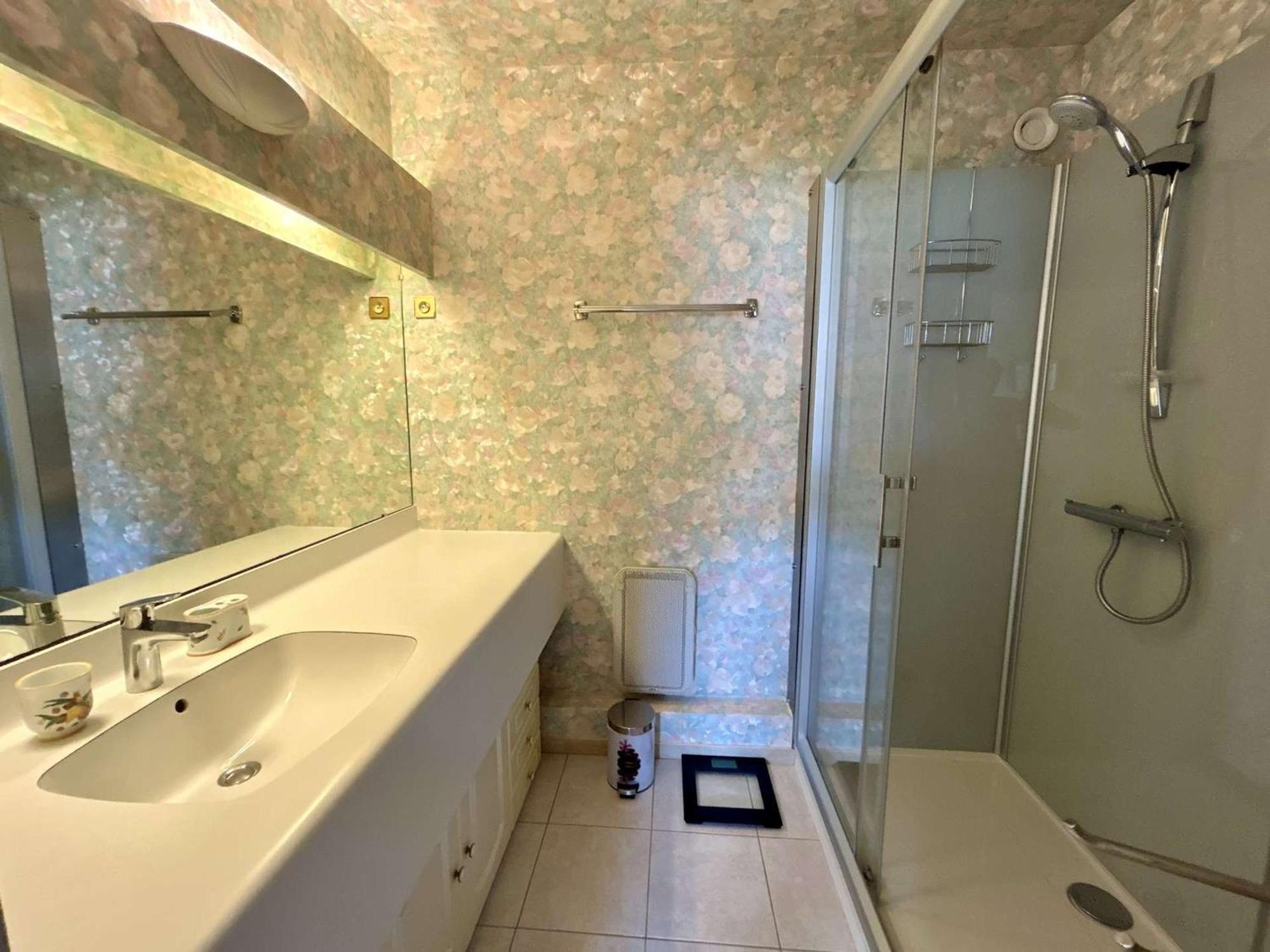 Spacieux T3 Avec Terrasse Ensoleillee Et Parking - Fr-1-494-211 *